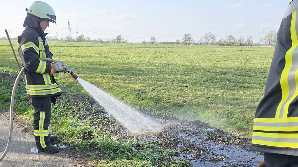 Die Feuerwehren Großwolde und Ihrhove rückten am Sonntagnachmittag zu einem Böschungsbrand aus. Es war der achte in Westoverledingen innerhalb von zwei Wochen. Das Land ist trocken. Das birgt auch Gefahren für die anstehenden Osterfeuer. Foto: Bruns
