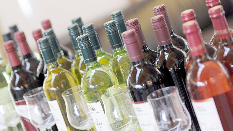 Der Konsum von Wein ist weltweit seit längerem rückläufig, aber es wird oft teurerer Wein getrunken als früher (Archivbild). Foto: Daniel Reinhardt/dpa