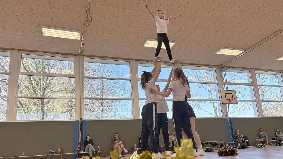 Akrobatik und Tanz gehen beim Cheerleading Hand in Hand. Foto: Mieke Matthes
