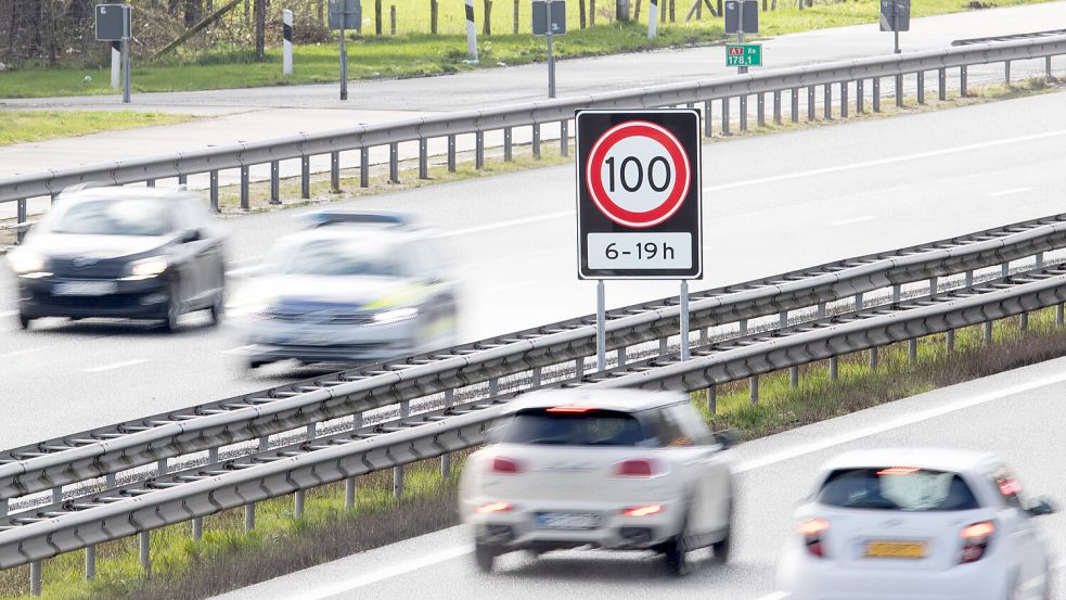 Bislang durfte man tagsüber auf den Autobahnen in den Niederlanden maximal 100 km/h fahren. Das soll sich jetzt teilweise ändern. Foto: dpa/Friso Gentsch