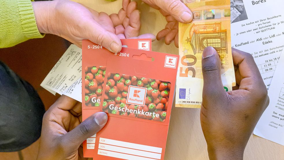 Bargeldabhebungen mit der Bezahlkarte sind auf 50 Euro begrenzt. Foto: dpa/Patrick Pleul