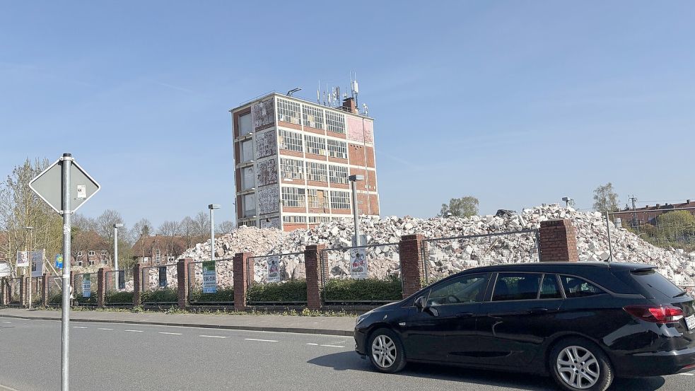 Ganz viel Bauschutt liegt vor dem Ültje-Turm. Fotos: Hanssen
