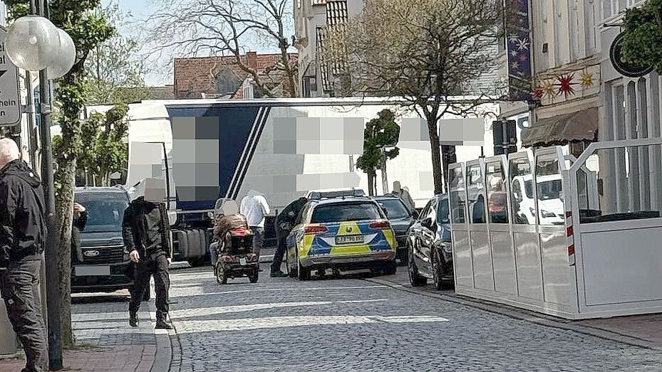 Ein Lkw hat sich in der Leeraner Innenstadt festgesetzt. Foto: privat