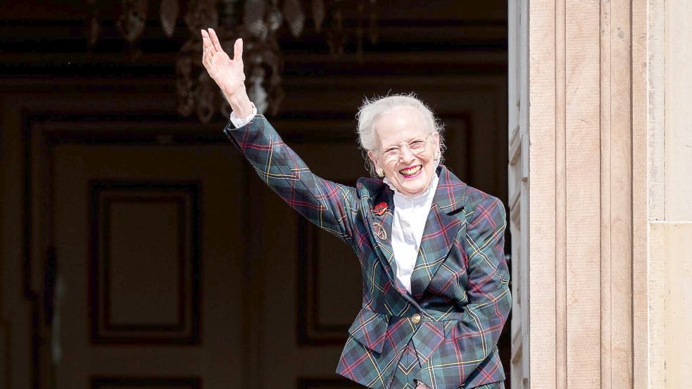Königin Margrethe winkt an ihrem 85. Geburtstag den Gratulanten auf Schloss Fredensborg zu. Foto: Ida Marie Odgaard/Ritzau Scanpix Foto/AP/dpa
