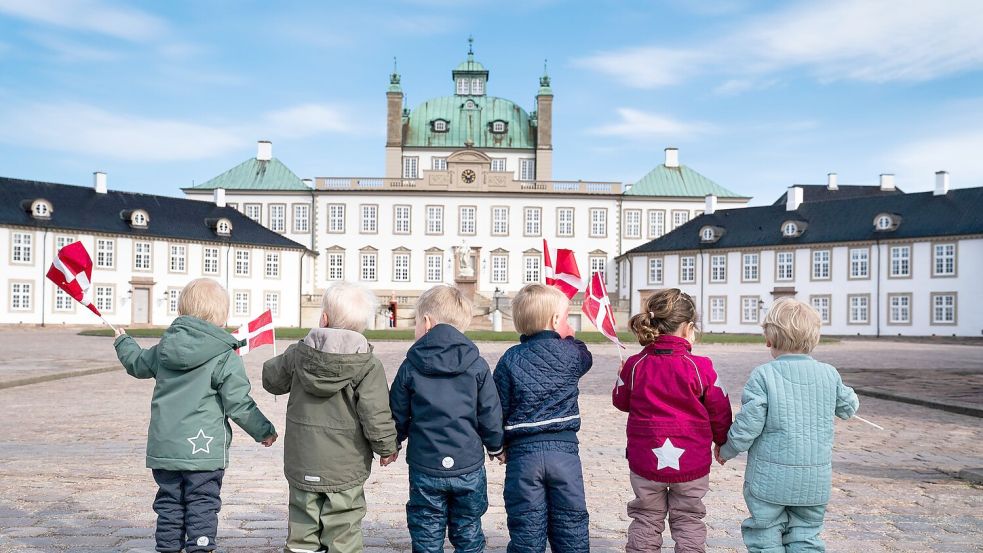 Auf Schloss Fredensborg wird Margrethe einem Konzert lauschen - und vielleicht wieder von jungen Landsleuten wie diesen 2021 begrüßt. (Archivbild) Foto: Martin Sylvest/Ritzau Scanpix/AP/dpa