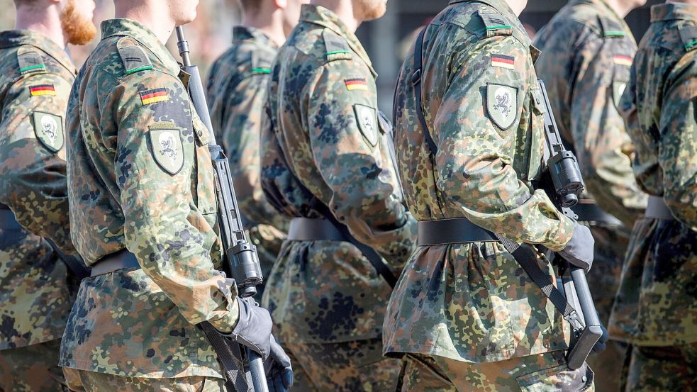 Soldaten der Bundeswehr laufen über einen Appellplatz. Foto: DPA