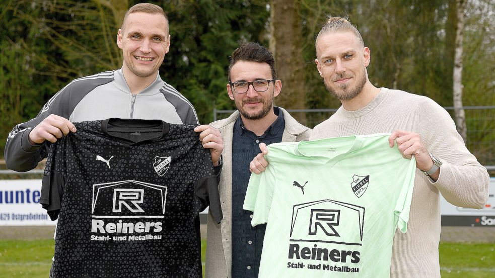 Firrels spielender Co-Trainer Julian Bennert (Mitte) treibt die Kaderplanungen mächtig voran. Mit Felix Bohe (links) und Bastian Schaffer (rechts) konnte er zwei Regionalliga-Spieler von einem Wechsel nach Firrel überzeugen. Foto: Stromann