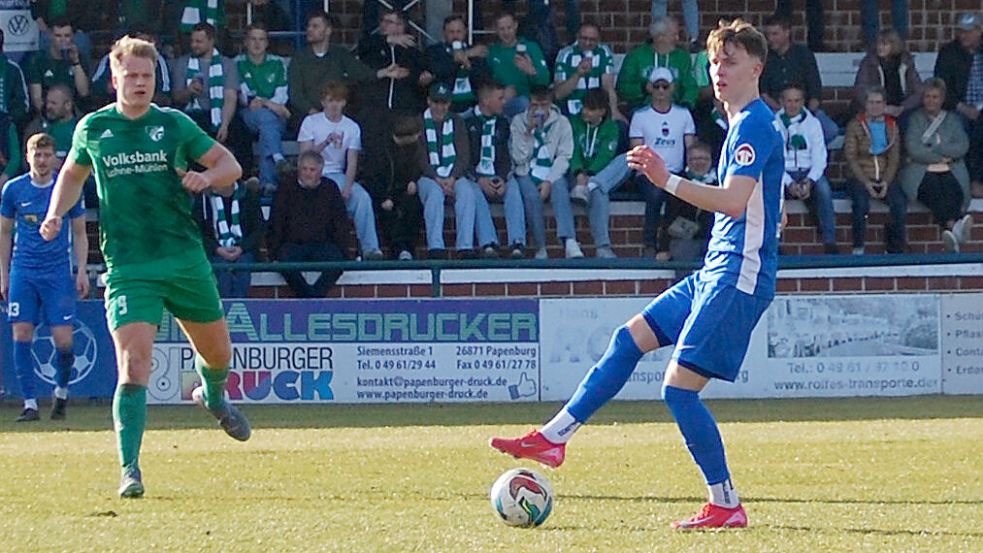 Papenburg (am Ball Stijn Hensema) will mit einem Sieg gegen Garrel mit Holthausen/Biene gleichziehen. Foto: Marco Reemts