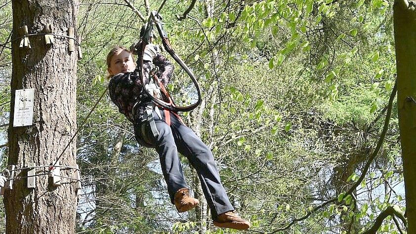 „Man darf halt keine Höhenangst haben“: Die 8-jährige Else hat Spaß daran, sich im Kletterwald Nord wie Tarzan von Baum zu Baum zu schwingen. Foto: Heiner Stix
