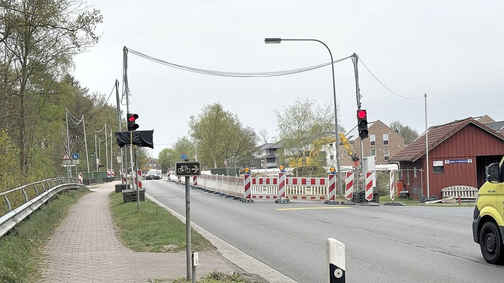 Der Verkehr an der Brücke in Remels wird mit einer Ampel geregelt und fließt nur einspurig. Foto: Mimkes