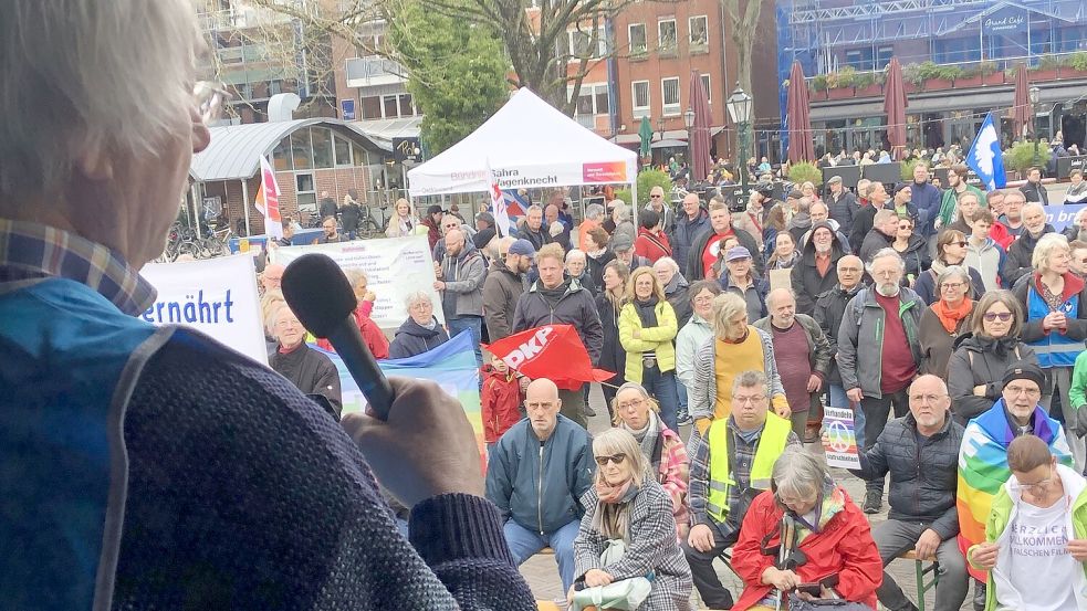 Im vergangenen Jahr nahmen rund 250 Menschen am Ostfriesischen Ostermarsch in Emden teil. Fotos: Müller/Archiv