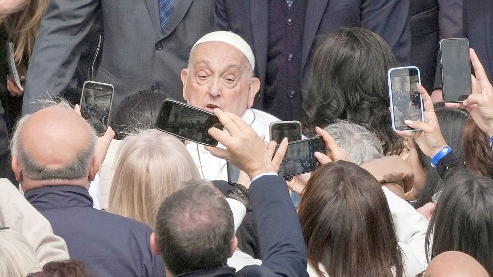 Papst Franziskus geht nach seiner Entlassung aus dem Krankenhaus immer wieder überraschend an die Öffentlichkeit. (Foto: Archiv) Foto: Alessandra Tarantino/AP/dpa