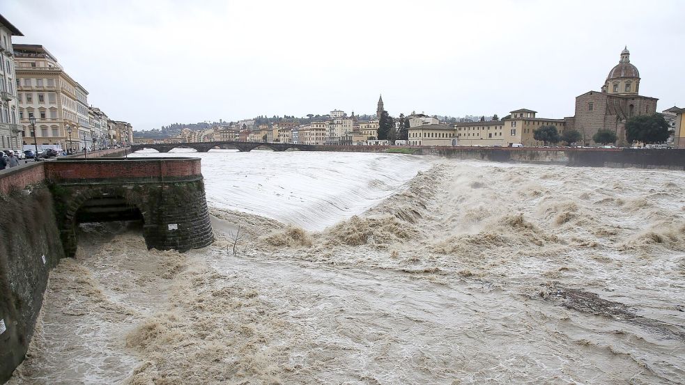 Im März waren insbesondere die Toskana und die Emilia-Romagna von Unwettern betroffen, so wie hier am Fluss Arno. (Archivbild) Foto: Giuseppe Cabras/IPA via ZUMA Press/dpa