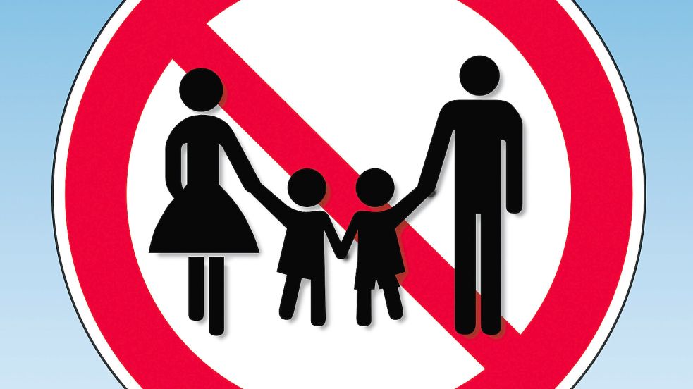 Familien mit Kindern sind längst nicht überall gerne gesehen. Foto: IMAGO/Zoonar