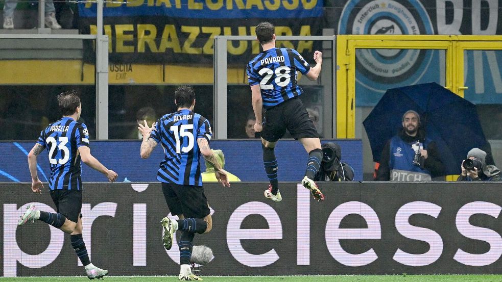 Der Ex-Münchner Benjamin Pavard (r) bejubelt seinen Treffer. Foto: Sven Hoppe/dpa