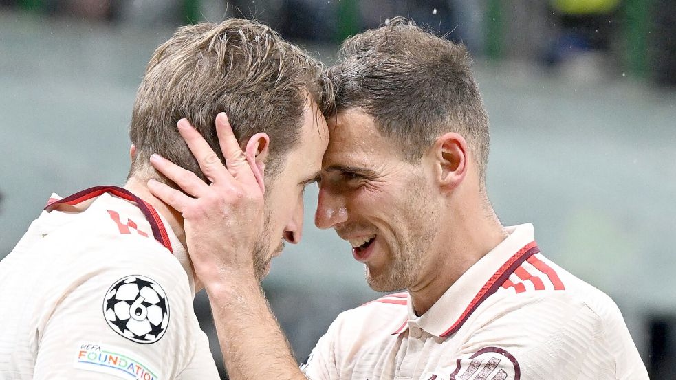 Harry Kane (l) freut sich mit Leon Goretzka über die Bayern-Führung. Foto: Sven Hoppe/dpa