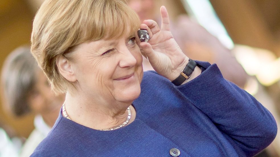 Als Glücksbringer gilt der Hühnergott, ein Stein mit natürlich entstandenem Loch. (Archivbild) Foto: picture alliance / Jens Büttner/dpa-Zentralbild/dpa