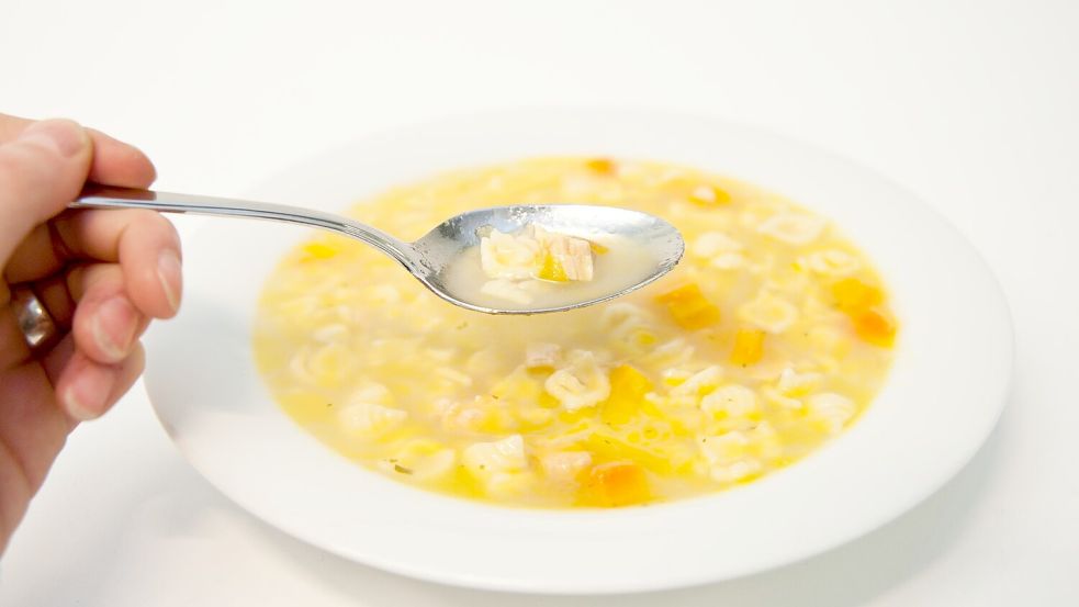 Schon im 12. Jahrhundert wurde Hühnersuppe als Medizin gegen fast alles gepriesen. (Archivbild) Foto: Andrea Warnecke/dpa-tmn/dpa