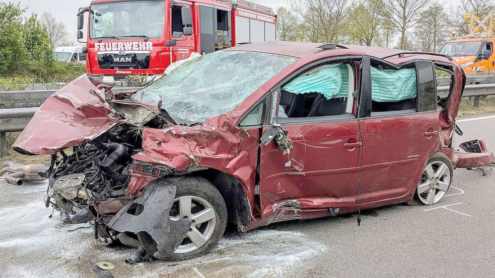 Das Auto hat sich auf der Autobahn 31 überschlagen. Foto: Feuerwehr
