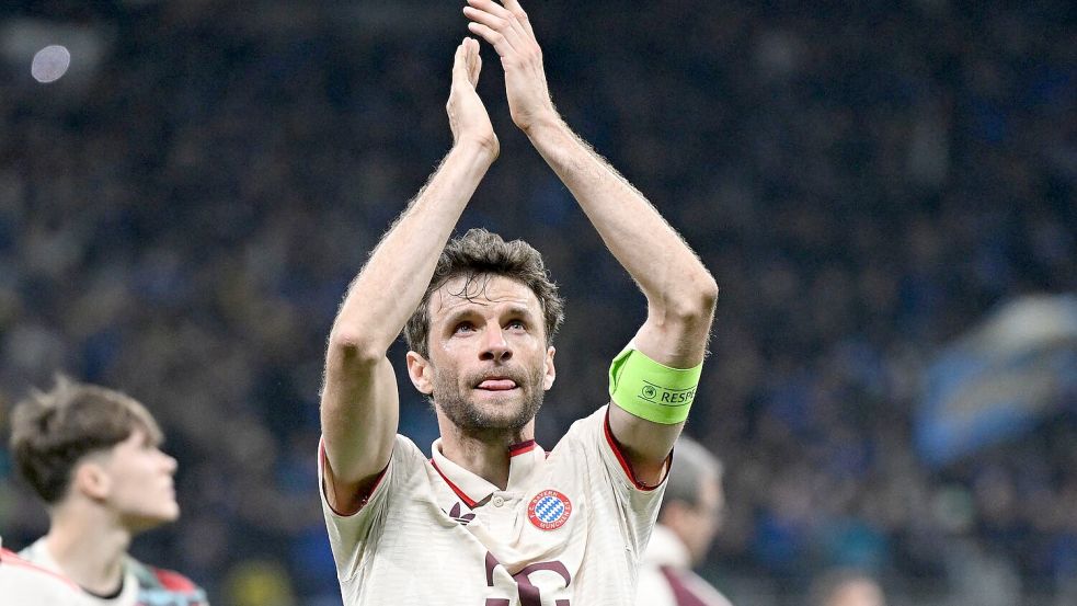 Thomas Müller dankt den mitgereisten Fans für die lautstarke Unterstützung. Foto: Sven Hoppe/dpa
