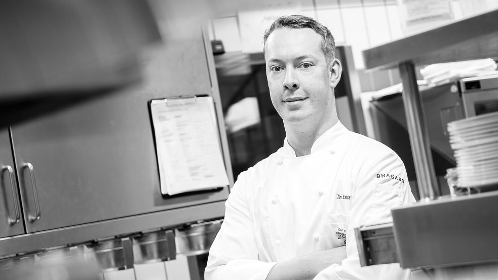 Spitzenkoch Tim Extra in seiner Küche im „Apicius“. Das Restaurant schließt jetzt. Foto: Jagdhaus Eiden/Janina Broer