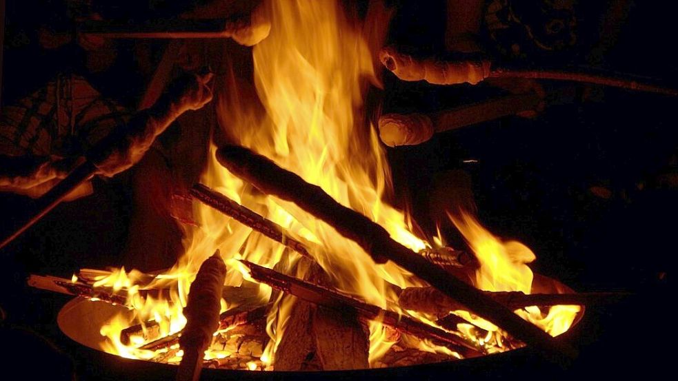 Das Osterfeuer wird am Wiesmoorer Ottermeer um einige Nummern kleiner – dafür kann man am Lagerfeuer dann Stockbrot grillen. Symbolfoto: Pixabay