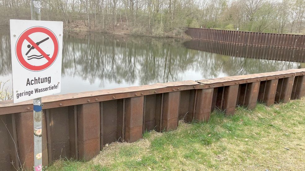 An der „Gesprengten Brücke“ in Papenburg ist das Springen von der Spundwand ins Wasser des Ems-Seitenkanals verboten. Foto: Gerd Schade