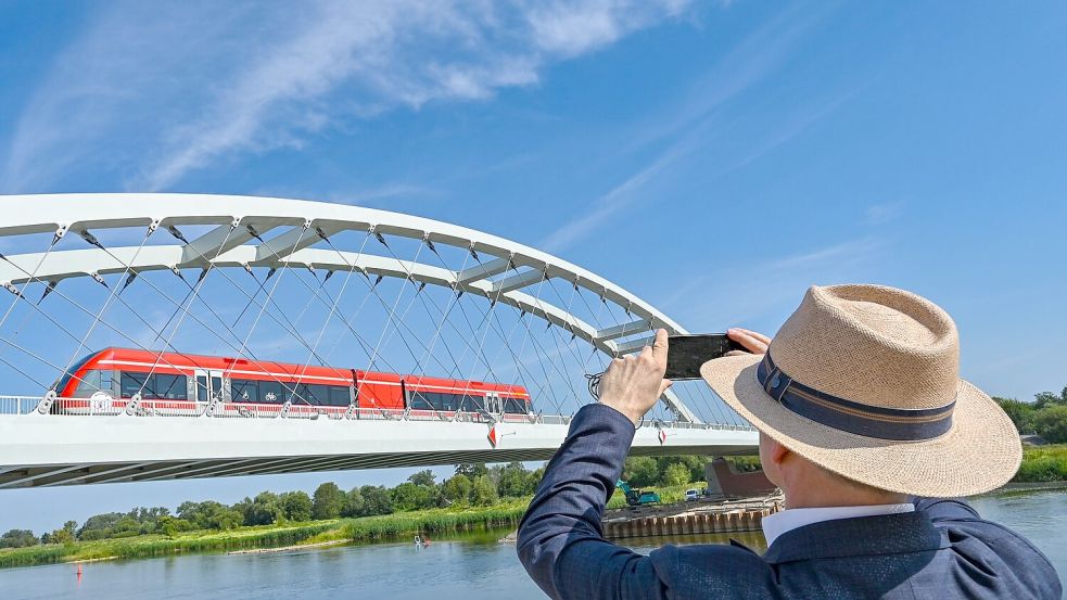 Ein Zug auf der Bahnbrücke über den Grenzfluss Oder zwischen dem polnischen Kostrzyn und auf deutscher Seite Küstrin-Kietz. Polen stellt das Fotografieren kritischer Infrastruktur unter Strafe, um sich besser vor Spionage zu schützen. (Archivbild) Foto: Patrick Pleul/dpa