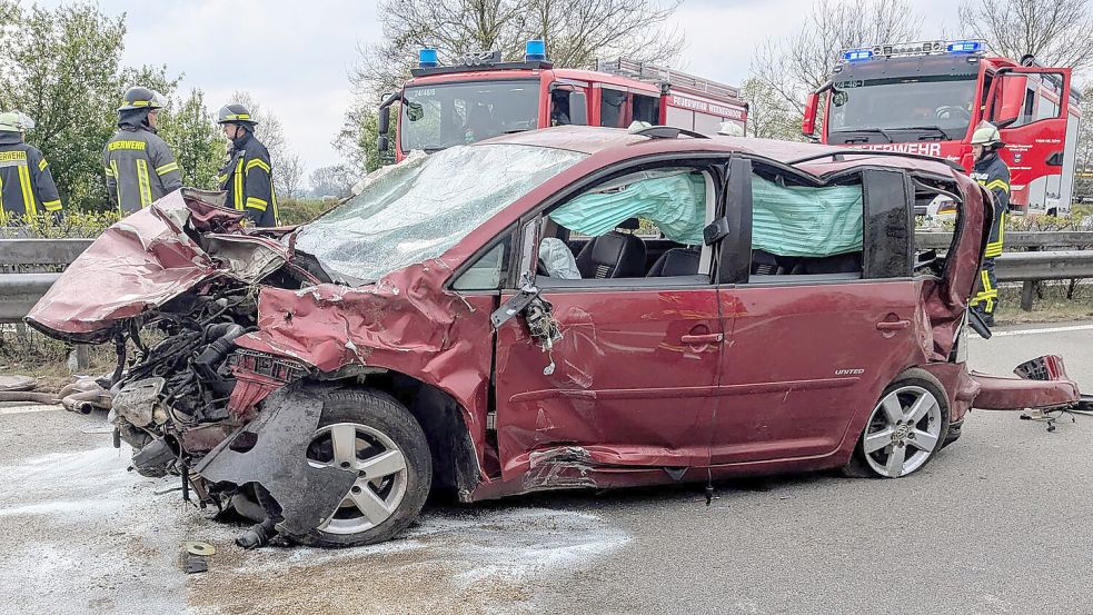 Das Unfallauto hatte sich auf der Autobahn 31 mehrfach überschlagen. Foto: Feuerwehr