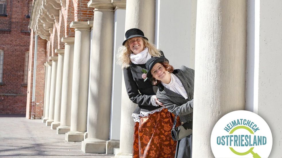 Die beiden Kulturgesichter Katja Druivenga (links) und Reenste Cornelis kennen sich bestens mit der Auricher Stadtgeschichte aus und wissen auch, wo man die schönsten Fotos machen kann, wie hier am Marstall. Foto: Romuald Banik