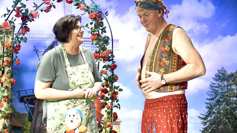Waltraud Meyer und Gerd Romaneeßen im Stück „Spektakel bi Chrischan“. Der NDR hat zwei Aufführungen begleitet. Foto: Ludwig Büsing