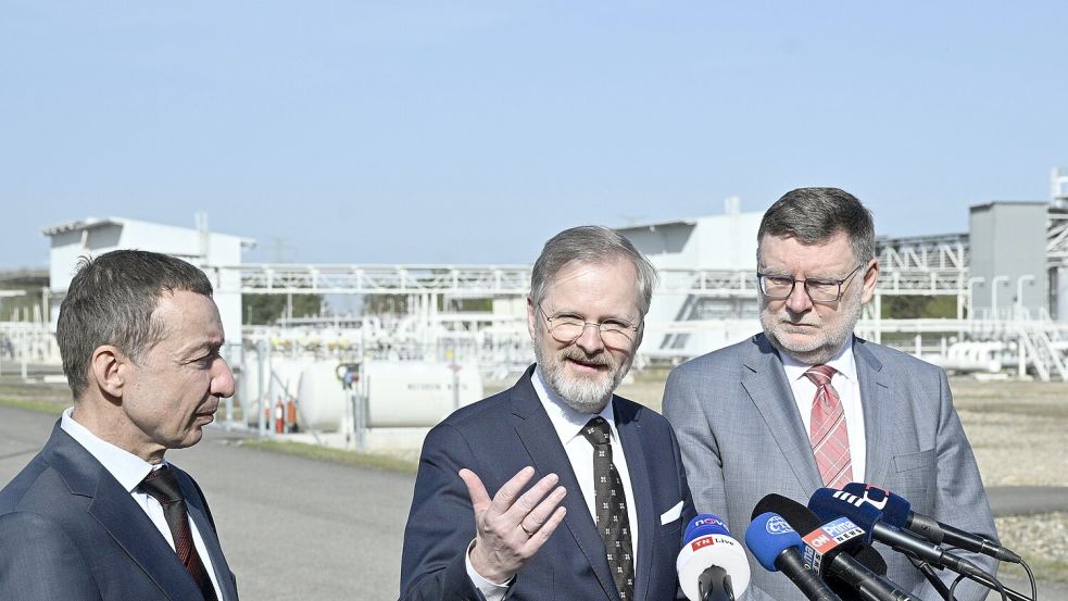 Nach 60 Jahren macht sich das EU-Land Tschechien vollkommen unabhängig von russischen Öllieferungen. Damit sei die Zeit der Erpressbarkeit vorbei, frohlockt Ministerpräsident Fiala. (Ministerpräsident Petr Fiala (M), Finanzminister Zbyòk Stanjura (r) und MERO-Generaldirektor Jaroslav Pantùček) Foto: CTK/dpa