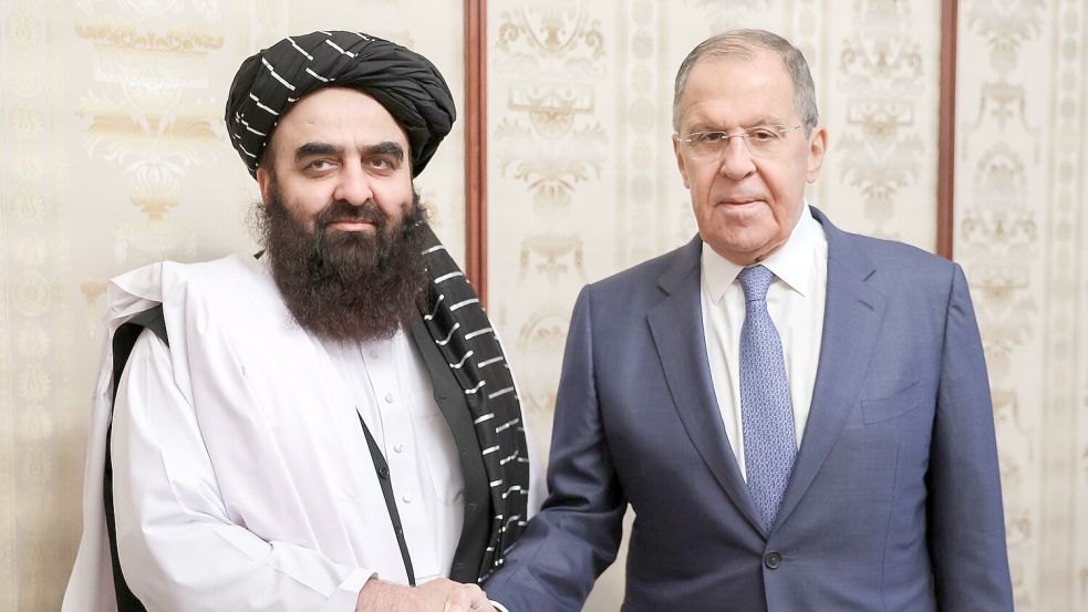 Russlands Außenminister Sergej Lawrow hatte schon vor Ende des Verbots der Taliban Kontakt mit seinem afghanischen Kollegen Amir Khan Muttaqi. (Archivbild) Foto: ---/Russian Foreign Ministry Press Service via AP/dpa