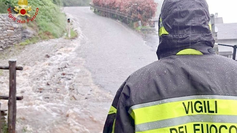 Die Feuerwehren sind wegen der heftigen Regenfälle im Großeinsatz. Foto: Handout/Vigili del Fuoco/dpa