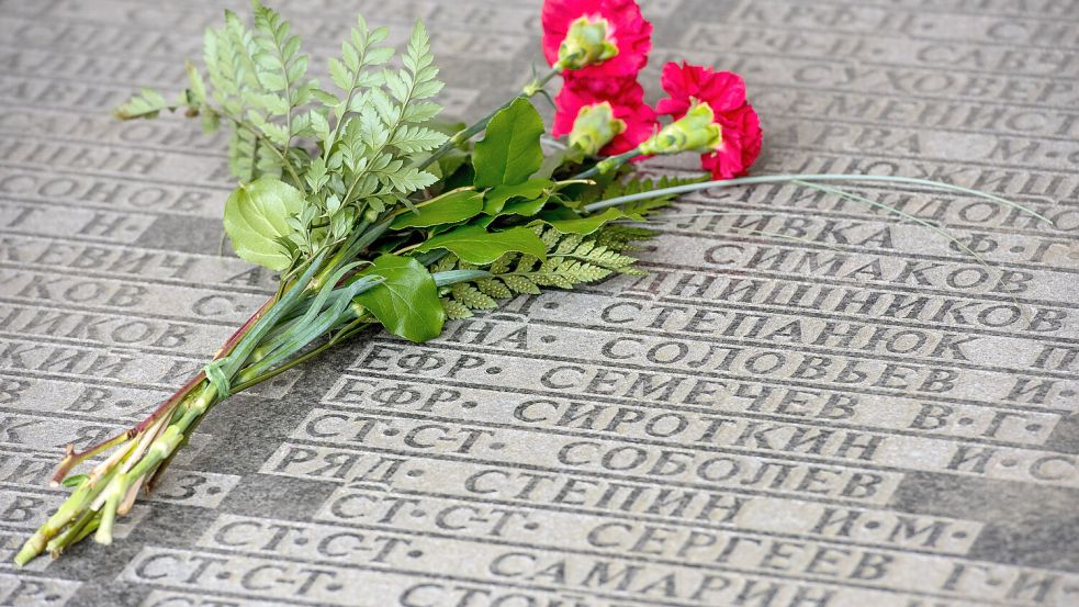 Soldatenfriedhof in Brandenburg: 27 Millionen Sowjetbürger starben im Zweiten Weltkrieg. Dessen Ende jährt sich nun zum 80. Mal - vom offiziellen Gedenken sollen Russland und Belarus aber ausgeschlossen bleiben. Foto: dpa/Patrick Pleul