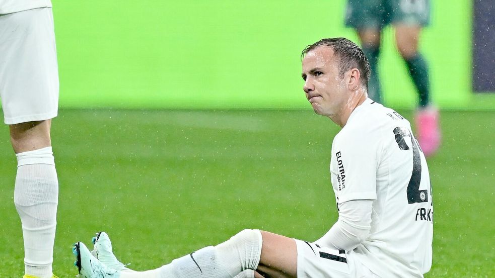 Ex-Weltmeister Götze musste verletzt früh raus. Foto: Uwe Anspach/dpa