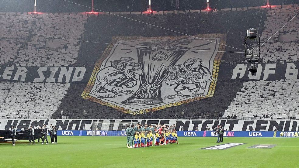 Frankfurter Fans und ihre Choreo vor Spielbeginn. Foto: Arne Dedert/dpa