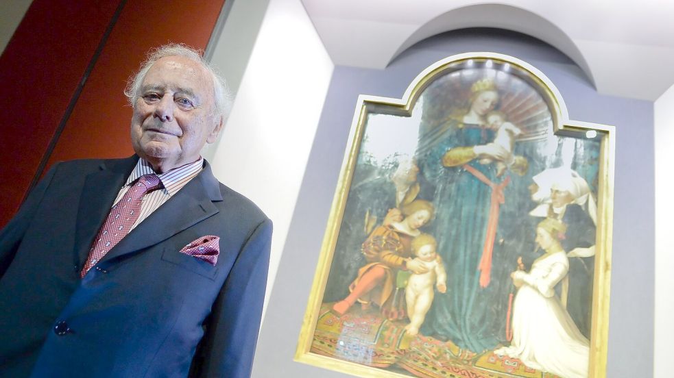 Würth ist auch Kunstsammler. Hier steht er vor dem Gemälde „Schutzmantelmadonna“ von Hans Holbein, das in einem seiner Museen in Schwäbisch Hall zu sehen ist. (Archivbild) Foto: picture alliance / dpa