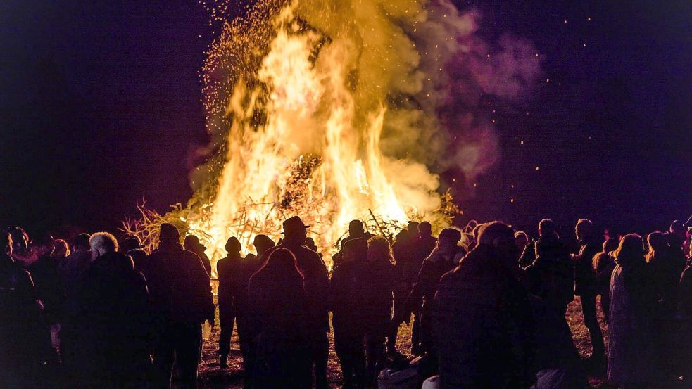 Osterfeuer können gesundheitsschädlich sein. (Archivbild) Foto: Frank Hammerschmidt/dpa