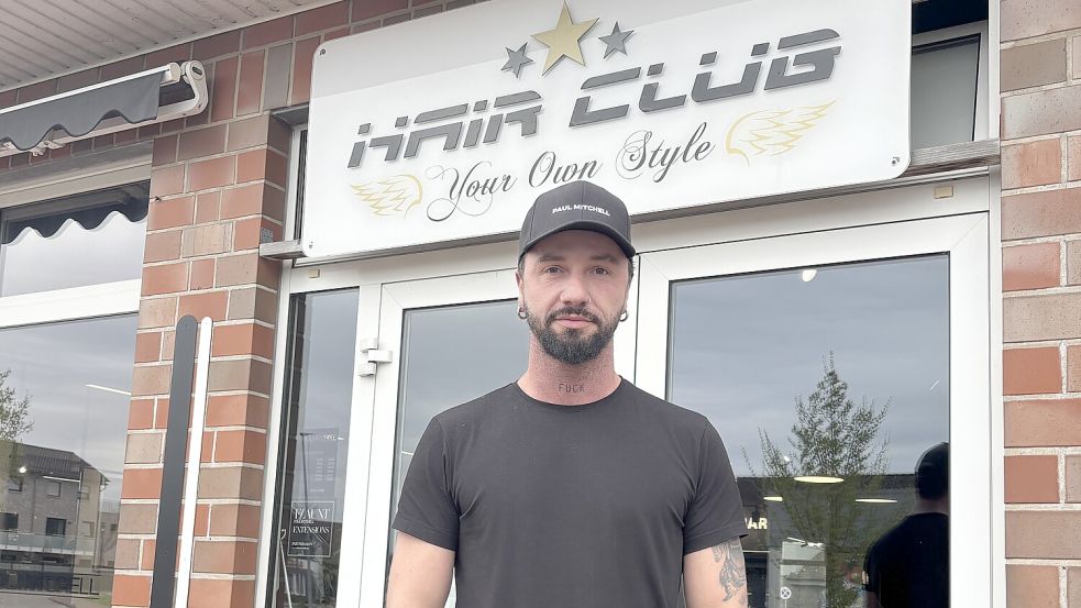 Matthias Digilio ist sauer. Unbekannte sind in seinen Friseursalon Hair Club in Ramsloh eingebrochen und haben mehrere Tausend Euro gestohlen. Fotos: Henrik Zein