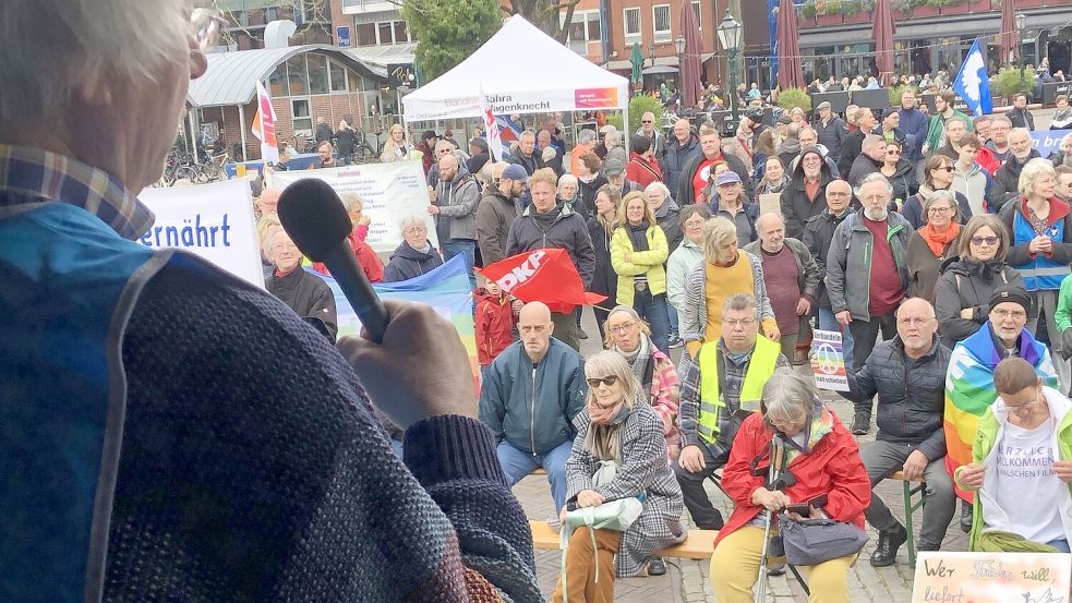Im vergangenen Jahr nahmen rund 250 Menschen am Ostfriesischen Ostermarsch in Emden teil. Foto: Heiko Müller/Archiv