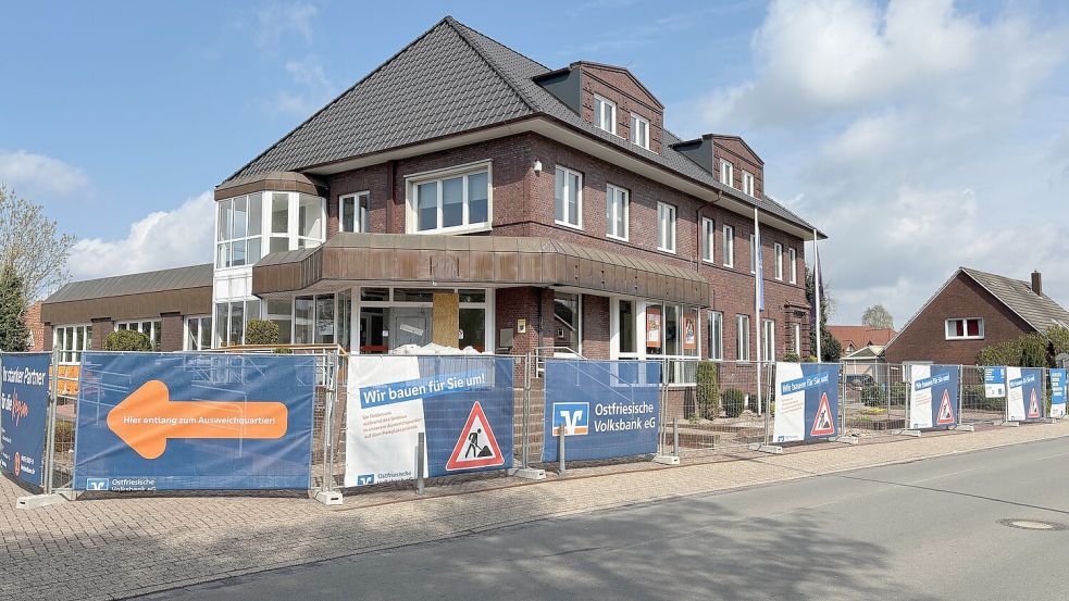 Mit einem Bauzaun ist die Filiale der Ostfriesischen Volksbank in Ihrhove eingezäunt worden. Foto: Carsten Ammermann