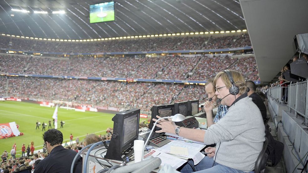 Fußball-Kommentatoren sind nicht mehr, was sie mal waren, findet unser Kolumnist: Das Bild zeigt den ehemaligen Kommentator Béla Réthy in seinem Element. Foto: IMAGO/MIS