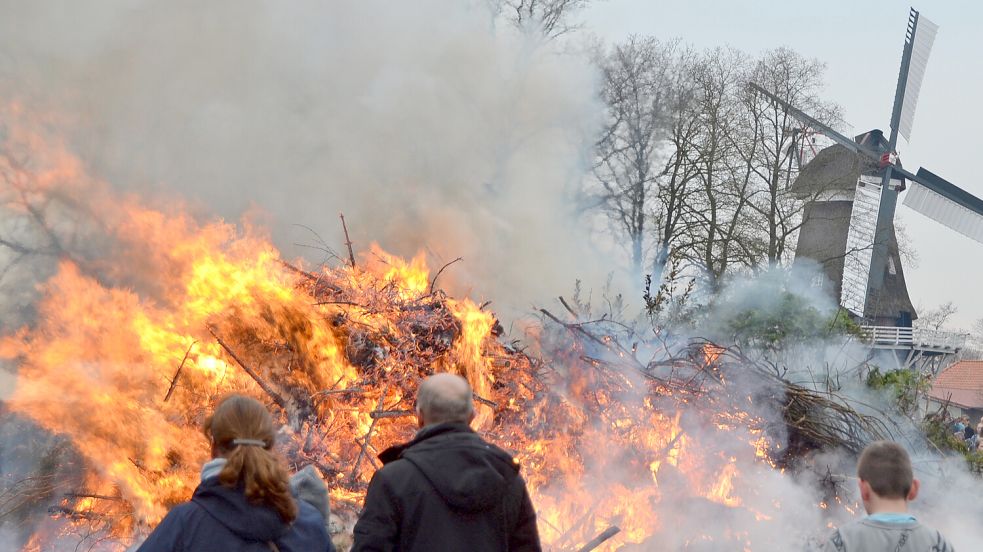 Auch in diesem Jahr lodern wieder zahlreiche Osterfeuer im Landkreis Aurich – so wie hier 2023 in Sandhorst. Foto: Neelke Harms