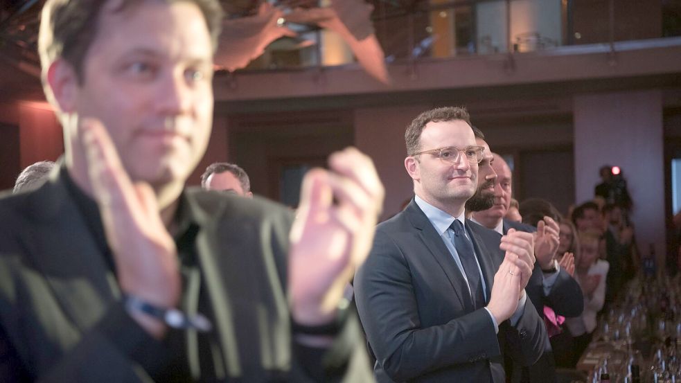 SPD-Chef Klingbeil kritisiert die von Unionsfraktionsvize Spahn angestoßene Debatte über den Umgang mit der AfD im Bundestag. (Archivfoto) Foto: Jörg Carstensen/dpa