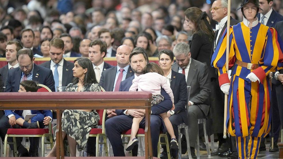 Mit der Tochter auf dem Schoß besuchte JD Vance einen Gottesdienst im Petersdom. Foto: Alessandra Tarantino/AP/dpa