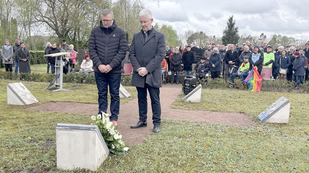 Der Westoverledinger Bürgermeister Theo Douwes (vorne, links) und der Leeraner Landrat Matthias Groote (vorne, rechts) legten Blumen vor dem neuen Denkmal nieder. Fotos: Henrik Zein