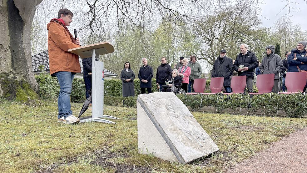 Felix Freitag, der Urenkel von einem der Täter, hielt eine kurze Rede.