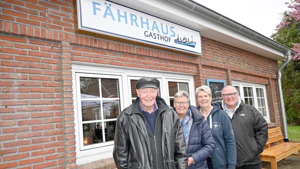 Bündes Ortsbürgermeisterin Susanne Rutenkröger (Dritte von links) und ihr Mann Dietrich (rechts) statteten Klaus Hennings-Huep und seiner Frau Claudia im Rahmen eines Ostfriesland-Urlaubs einen Besuch ab. Sie hatten aus der Zeitung von der Neueröffnung erfahren. Fotos: Holger Weers