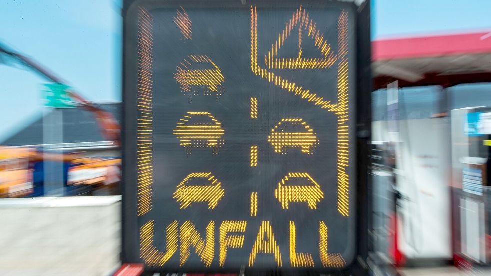 Die Autobahn musste nach dem Unfall mehrere Stunden voll gesperrt werden. (Symbolbild) Foto: Jens Büttner/dpa